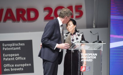 Professor Frazer accepts the Popular Prize award with Xiao Yi Sun, widow of Gardasil co-inventor Dr Zhou.